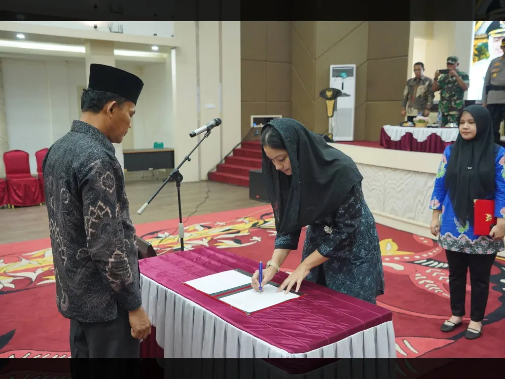 Bupati Annisa teken naskah pengukuhan Aswana Dharma dihadapan  ketua Ali Amran